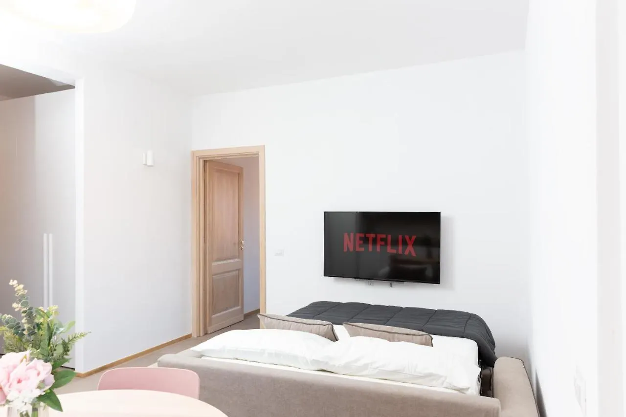 New Exclusive Melegnano Apartments- Near Train Station Italia