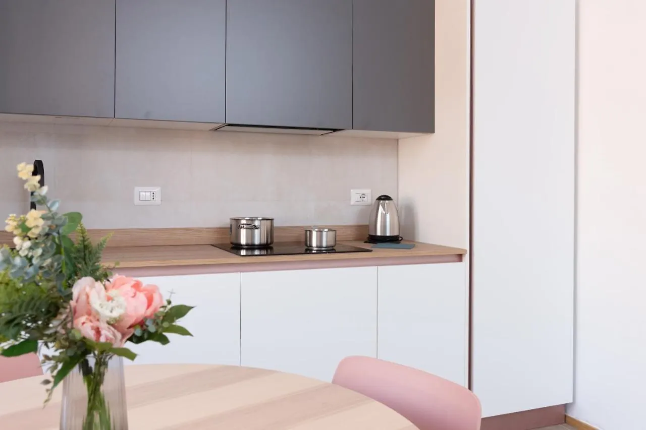New Exclusive Melegnano Apartments- Near Train Station 0*,  Italia