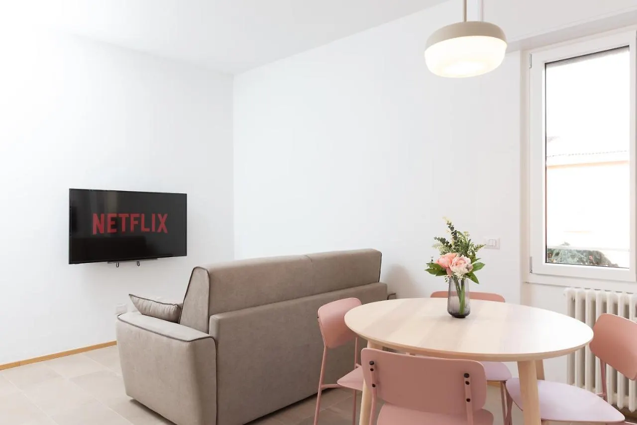 New Exclusive Melegnano Apartments- Near Train Station 0*,  Italia